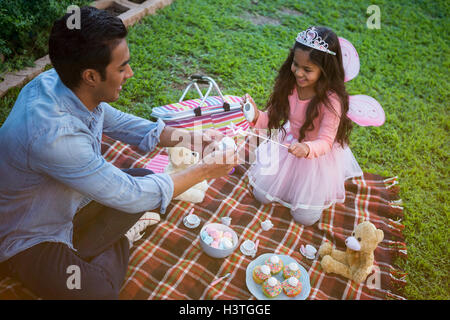 Padre e figlia avente toy tea party Foto Stock