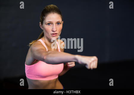 Donna pratica di pugilato in studio fitness Foto Stock