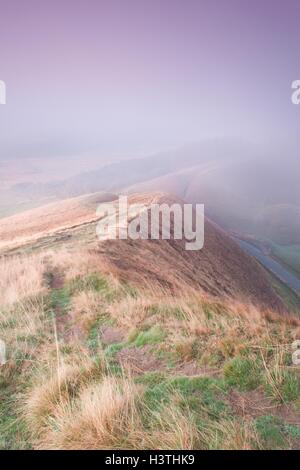 La nebbia che circonda Rushup Edge e il grande rilievo in Peak District all'alba. Foto Stock