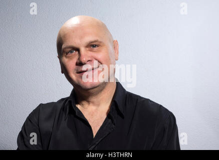 Emotivo calva caucasica uomo maturo in camicia nera. Sorridente Foto Stock