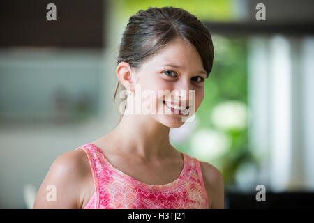 Ritratto di ragazza sorridente nel soggiorno Foto Stock