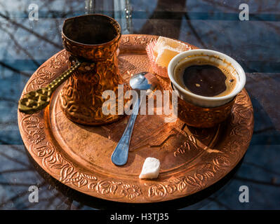 Tradizionale caffè turco su una targa di bronzo con delizie Turche. Foto Stock