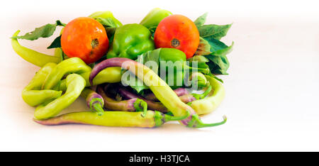 Composizione con un assortimento di materie verdura biologica Foto Stock