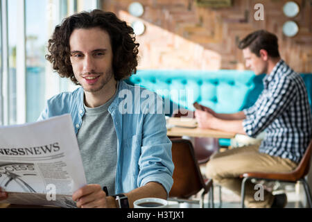 L'uomo la lettura di un quotidiano di business Foto Stock