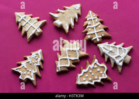 In casa biscotti di Natale sul panno rosso Foto Stock