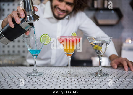 Barista versando il cocktail in bicchieri Foto Stock