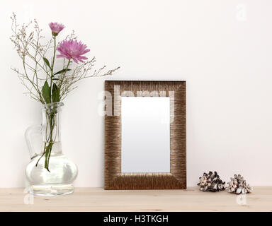 Piccola cornice di bronzo mockup con fiori e conchiglie di mare Foto Stock