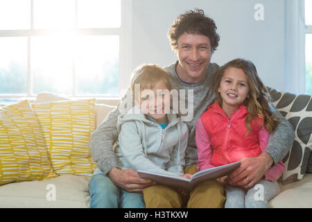 Famiglia la lettura di un libro Foto Stock