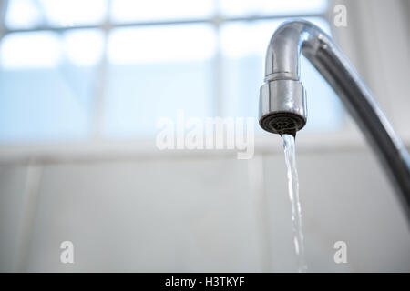 Close-up di acqua che scorre da un rubinetto Foto Stock