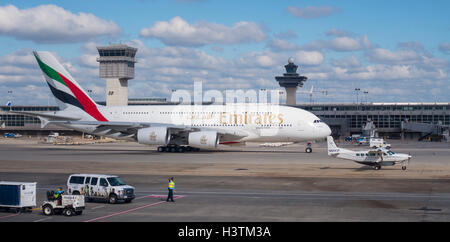L'Aeroporto Internazionale di Dulles, Virginia, Stati Uniti d'America - Emirates Airline Airbus A380-800 passeggeri commerciale aereo jet taxi. Foto Stock
