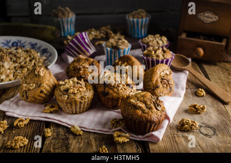 Grano intero muffin con cioccolato fondente e noci, stile rustico Foto Stock
