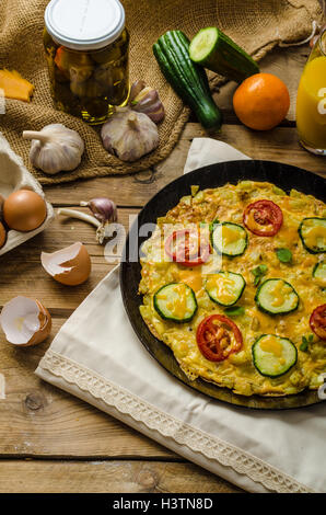 Frittata di verdure con pomodori, patate e cetrioli Foto Stock