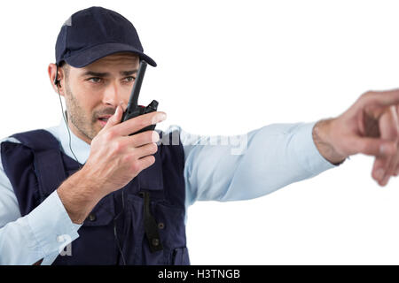Responsabile sicurezza parlando su un walkie-talkie Foto Stock