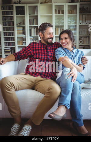 Coppia felice seduto sul divano nel soggiorno Foto Stock