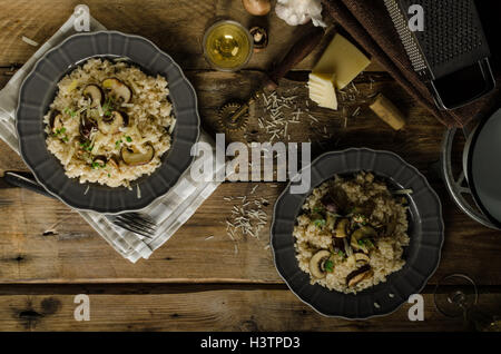 Italiano originale risotto con funghi e formaggio parmigiano Foto Stock