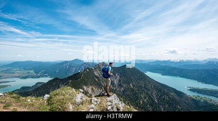 Escursionista presso Heimgarten, vista dall'alto con il lago di Kochel, Walchensee e Herzogstand, Alta Baviera, Baviera, Germania Foto Stock