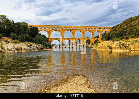 Il Pont du Gard acquedotto romano, oltre il fiume Gardon, Languedoc-Roussillon, nel sud della Francia Foto Stock