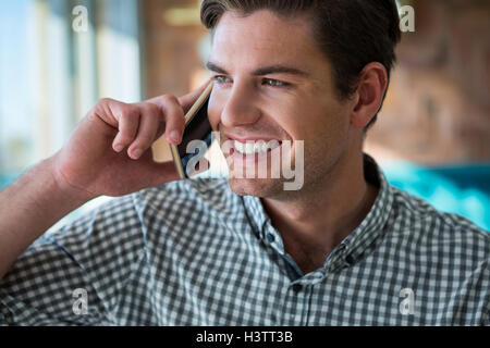 Uomo sorridente parlando al telefono Foto Stock