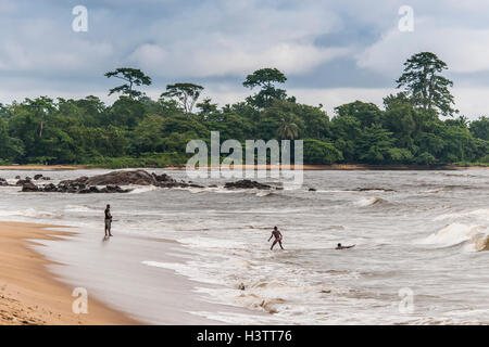 Spiaggia scena, Kribi, regione sud, Camerun Foto Stock