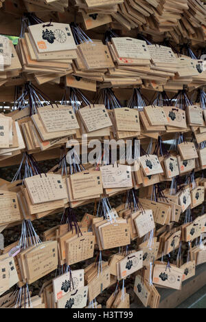Ema in legno desiderio le placche al Meiji Jingu, Tokyo, Giappone Foto Stock