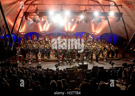 Folla davanti al palco illuminato, Loreley Tattoo 2016 militare Music Festival, St.Goarshausen, Renania-Palatinato, Germania Foto Stock