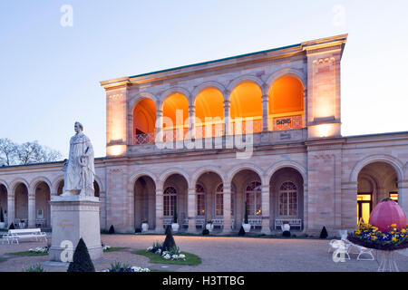 Illuminato edificio Arcade al tramonto, con Rossini-hall e passaggio di arcade, monumento Ludwig I., spa garden Foto Stock