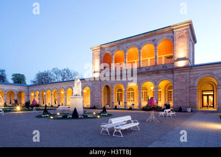 Illuminato edificio Arcade al tramonto, con Rossini-hall e passaggio di arcade, monumento Ludwig I., spa garden Foto Stock