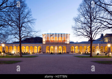 Illuminato edificio Arcade al tramonto, con Rossini-hall e passaggio di arcade, spa garden, architetto Friedrich von Gärtner Foto Stock
