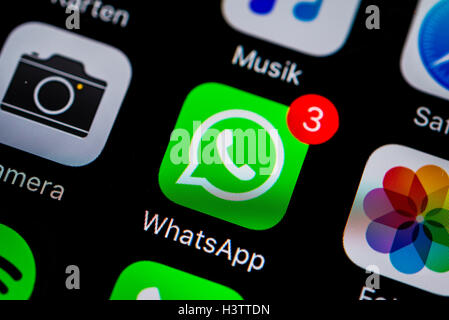 Lo schermo dello smartphone con icona WhatsApp Foto Stock