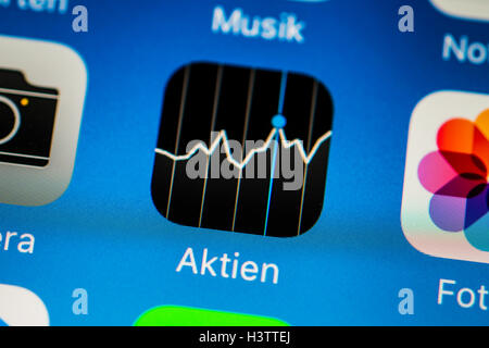 Lo schermo dello smartphone visualizzazione Aktien app Foto Stock