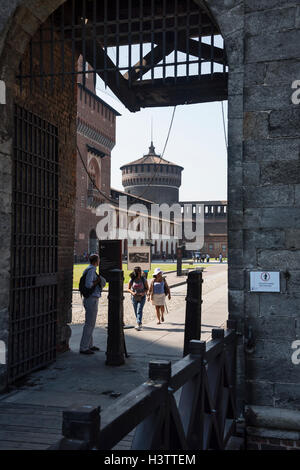 I turisti nei pressi di uno dei quattro ingressi del castello, Castello Sforzesco di Milano, Italia, Europa Foto Stock