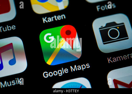 Lo schermo dello smartphone visualizzare le mappe di Google e le applicazioni della fotocamera in dettaglio Foto Stock