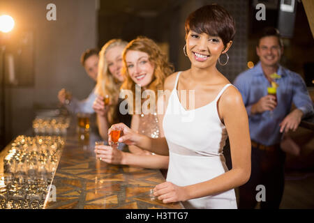 Gruppo di amici di tequila in bar Foto Stock