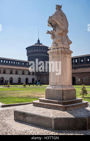 Cortile del Castello Sforzesco con la statua di Giovanni di Nepomuk davanti, Milano, Italia, Europa Foto Stock