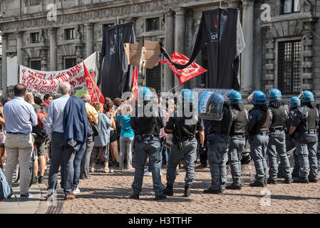Le forze di sicurezza in prossimità di una marcia di protesta a Milano, Itali Foto Stock