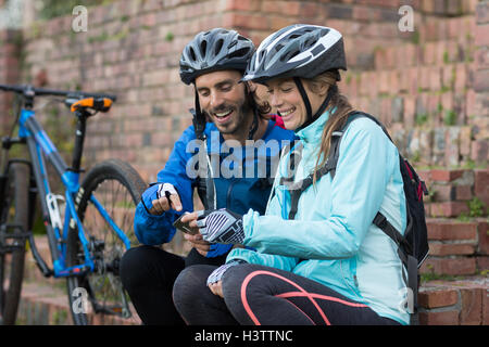 Biker giovane utilizzando il telefono cellulare Foto Stock
