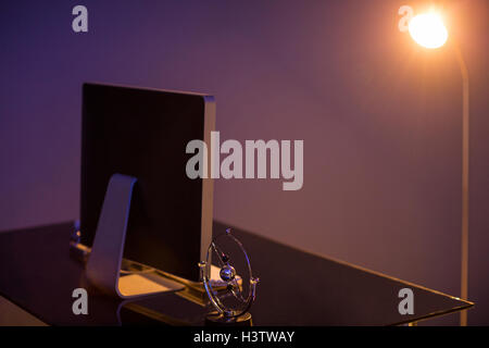 Close-up monitor di computer e Lampada illuminata Foto Stock