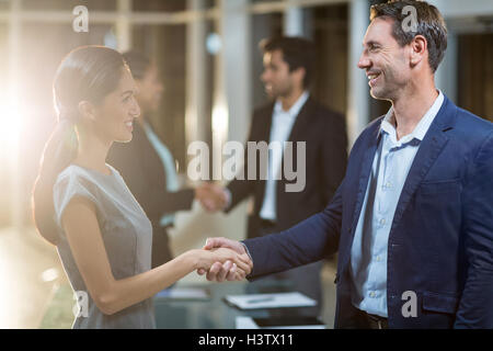 Imprenditore stringono le mani con un collega Foto Stock