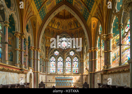 Altare e il presbiterio della chiesa di Santa Maria, Studley Royal, nello Yorkshire, Inghilterra Foto Stock