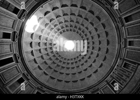 Il sole illumina la parte interna del soffitto attraverso il foro nella parte superiore del Pantheon di Roma, Italia Foto Stock