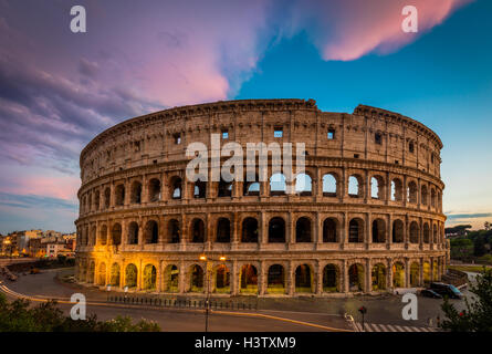 Il Colosseo, il più grande anfiteatro al mondo, è un anfiteatro di forma ellittica al centro della città di Roma, Italia Foto Stock