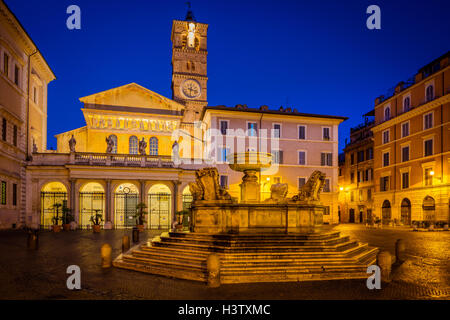 Piazza di Santa Maria di Castello e Basilica di Santa Maria in Trastevere parte di Roma, Italia Foto Stock