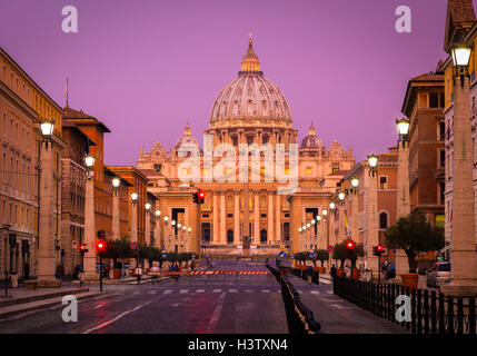 La Basilica di San Pietro è un tardo rinascimentale chiesa situata all'interno della Città del Vaticano. Foto Stock