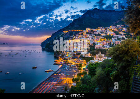 Positano è un villaggio e comune sulla Costiera Amalfitana (Costiera Amalfitana), in Campania, Italia Foto Stock