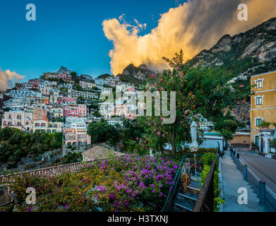 Positano è un villaggio e comune sulla Costiera Amalfitana (Costiera Amalfitana), in Campania, Italia Foto Stock