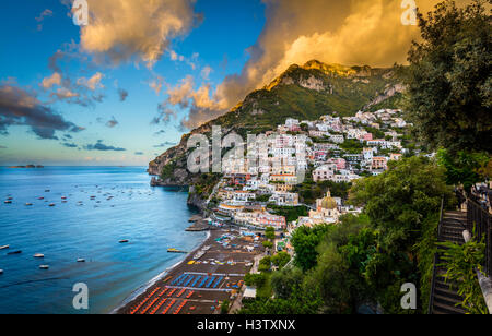 Positano è un villaggio e comune sulla Costiera Amalfitana (Costiera Amalfitana), in Campania, Italia Foto Stock