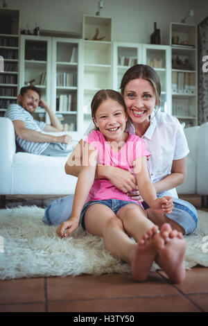 Felice madre e figlia abbracciando Foto Stock