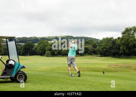 Vista posteriore dell'uomo giocando a golf Foto Stock