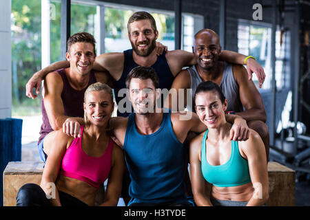 Allegro multi-etnico amici in palestra Foto Stock