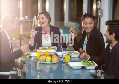 Un gruppo di imprenditori aventi la prima colazione Foto Stock